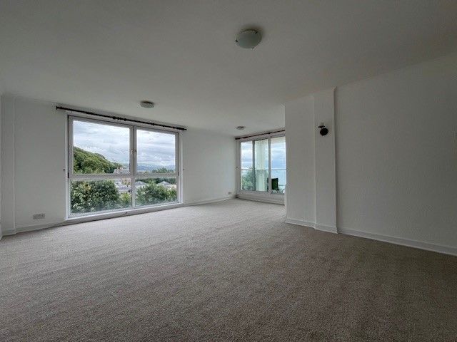 Property photo 1 of 13 Lounge