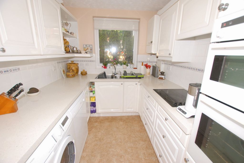 Property photo 3 of 18 Kitchen