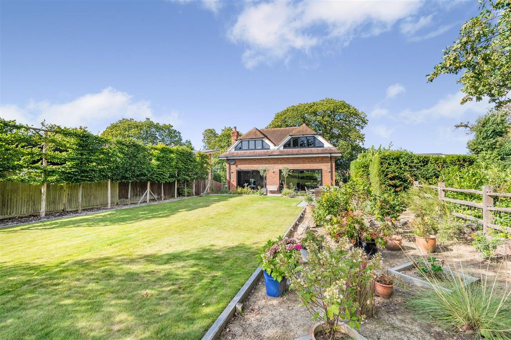 Property photo 3 of 46 8663029-Exterior03.Jpg