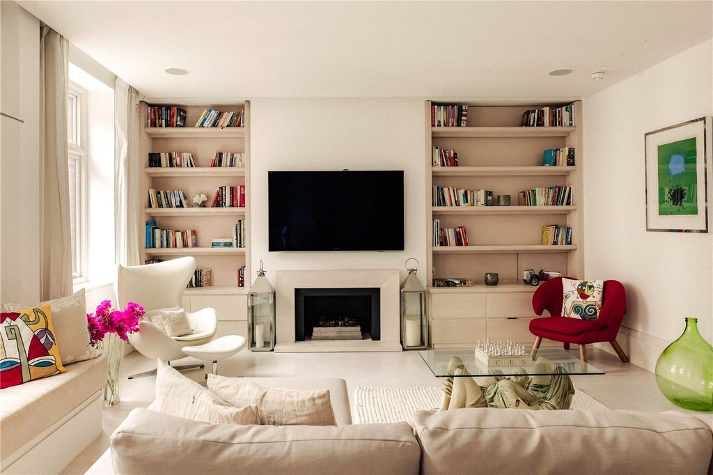 Property photo 1 of 19 Living Room