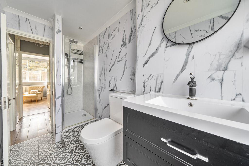 Property photo 3 of 22 Bathroom