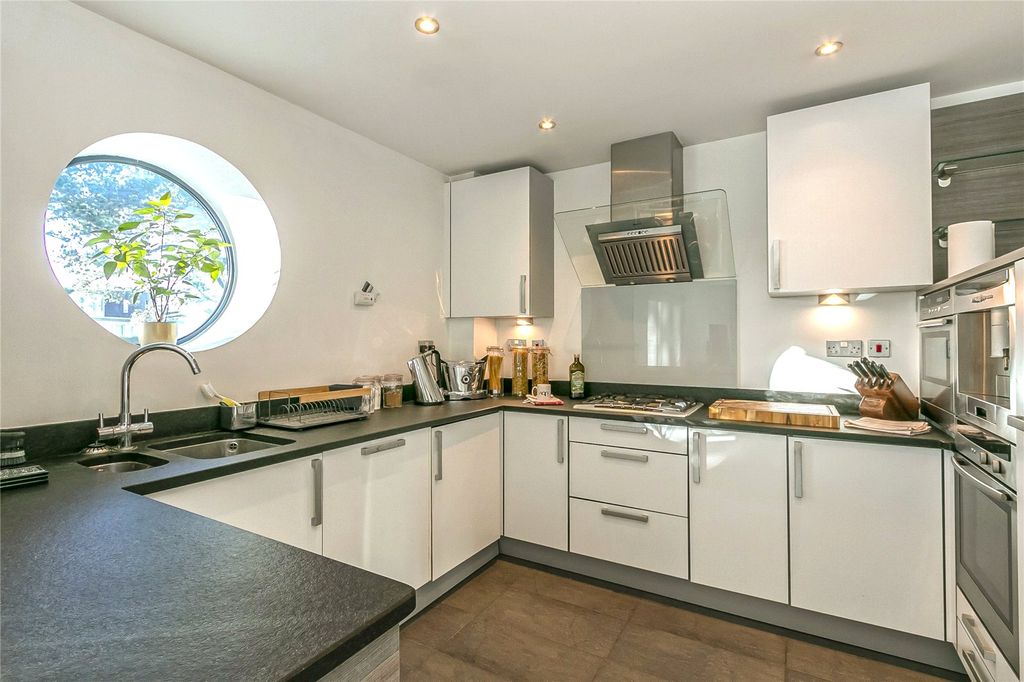 Property photo 2 of 18 Kitchen