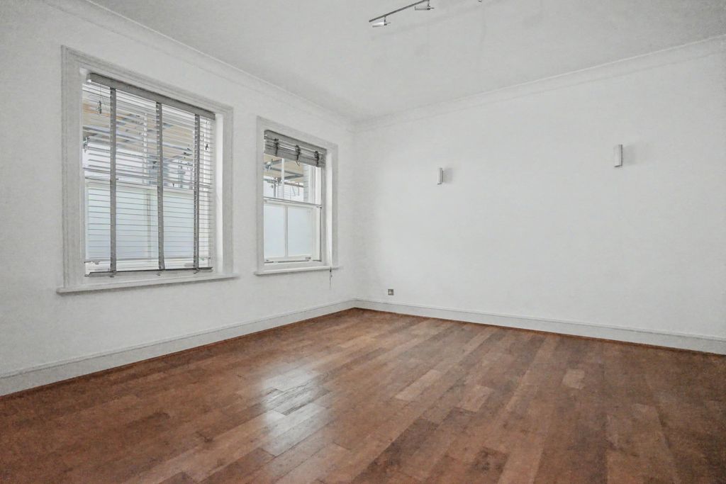 Property photo 3 of 14 Flat 48, Bank Chambers, 25 Jermyn Street, St. James, London, Sw1Y 6Hr