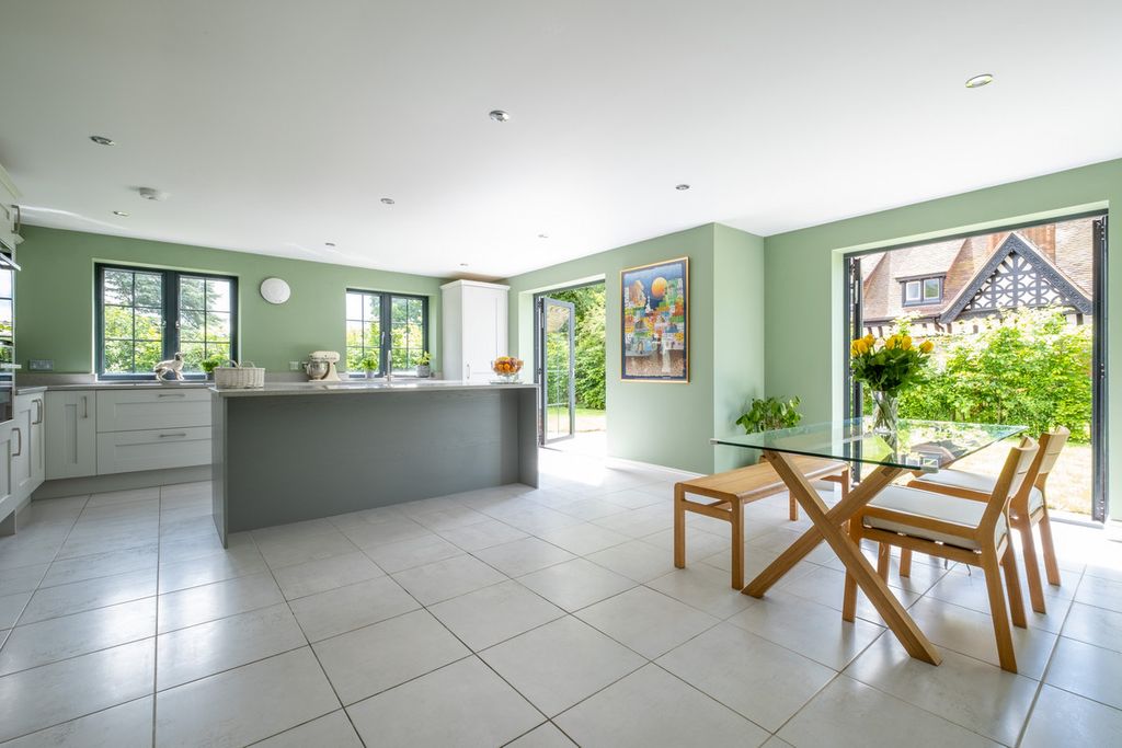 Property photo 2 of 28