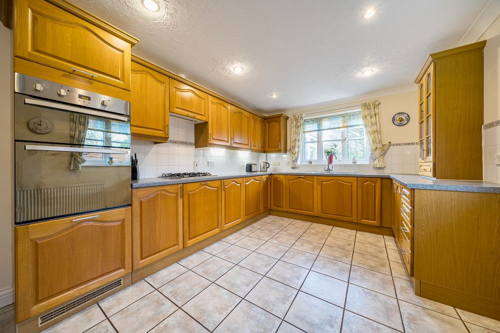 Property photo 3 of 25 Kitchen / Breakfast Room
