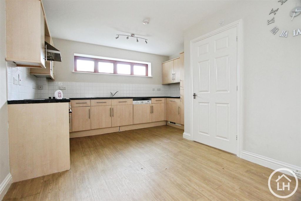 Property photo 3 of 10 Kitchen