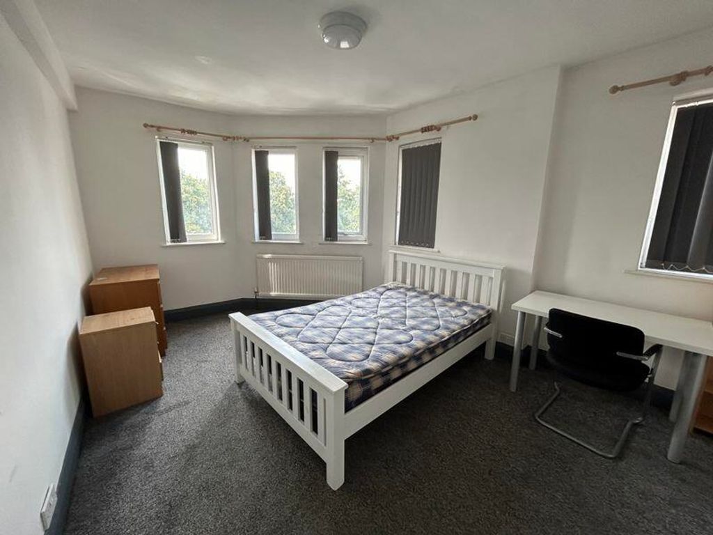 Property photo 3 of 8 A Spacious And Well-Lit Double Bedroom With Modern...