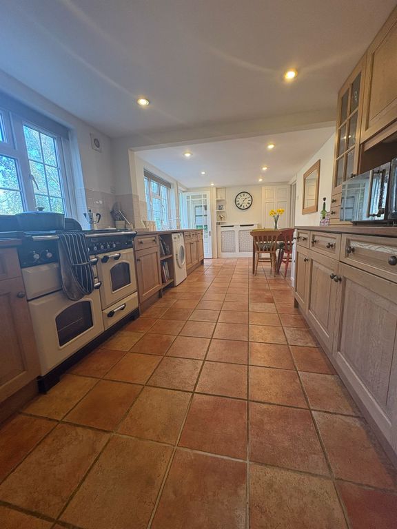 Property photo 2 of 11 Kitchen
