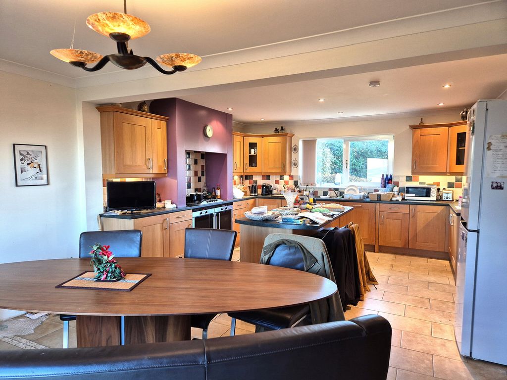 Property photo 3 of 28