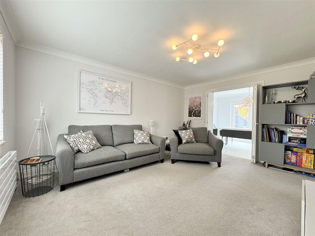 Property photo 3 of 36 Lounge