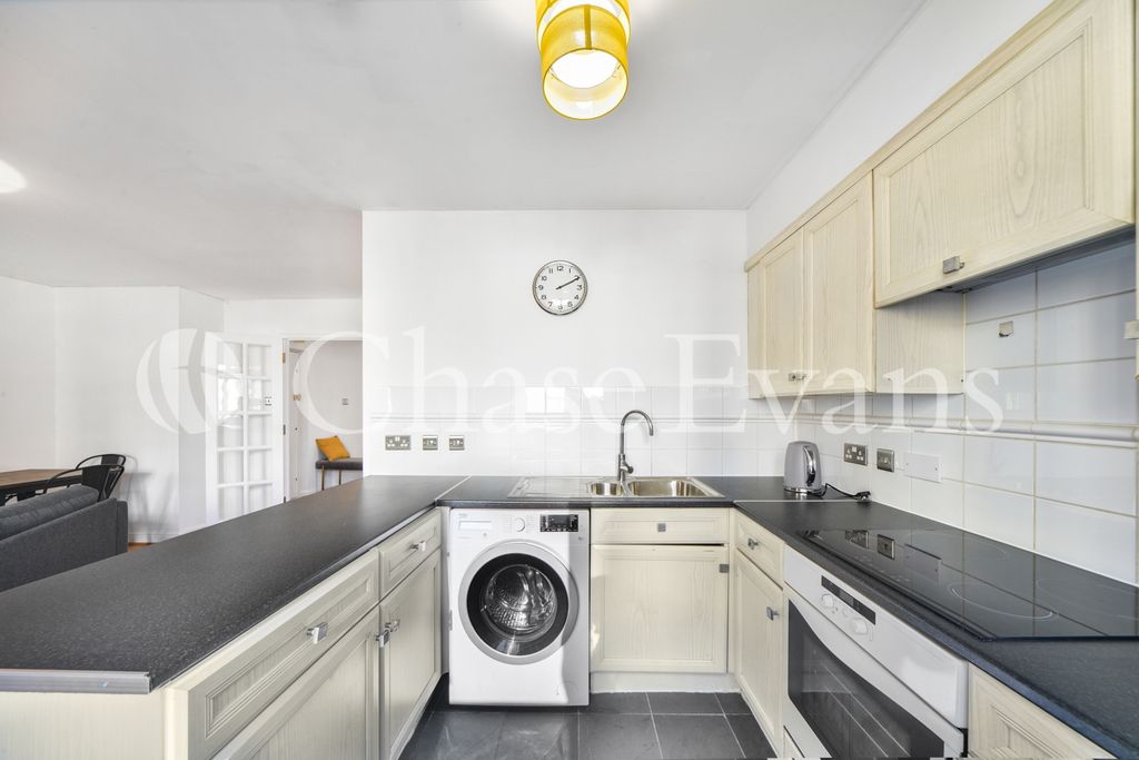 Property photo 2 of 18 Langbourne Place, Ca