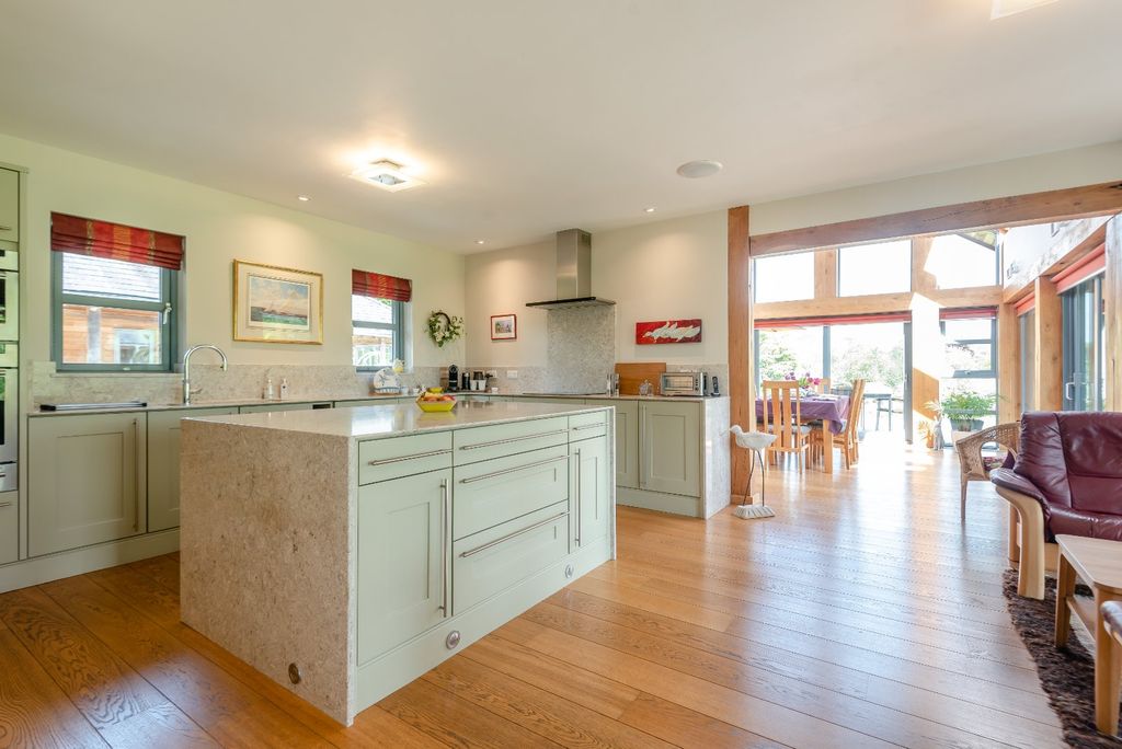 Property photo 3 of 18 Kitchen