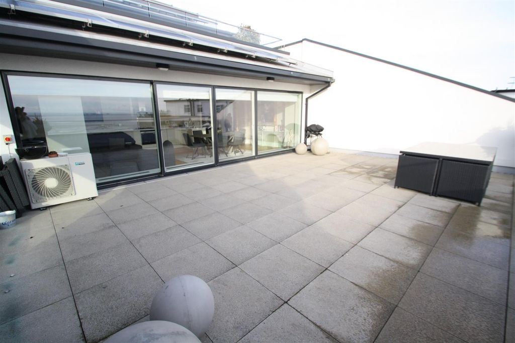 Property photo 3 of 14 Terrace