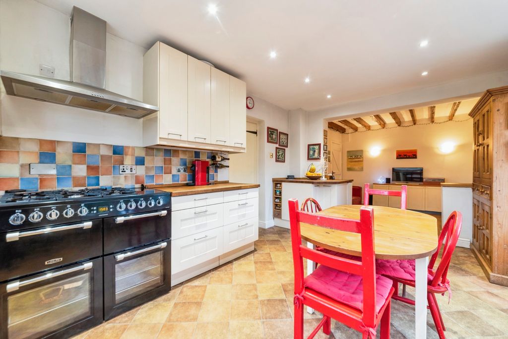 Property photo 2 of 21 Kitchen