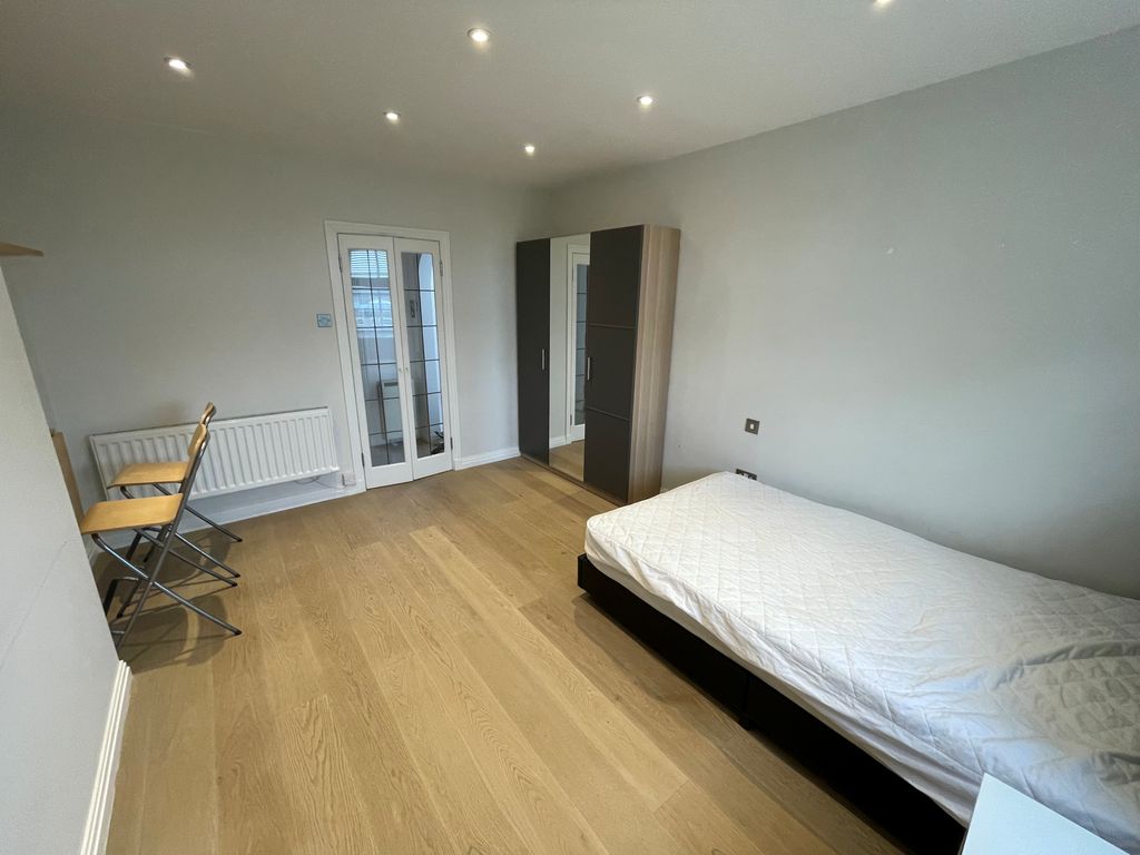 Property photo 3 of 5 Bedroom/Lounge