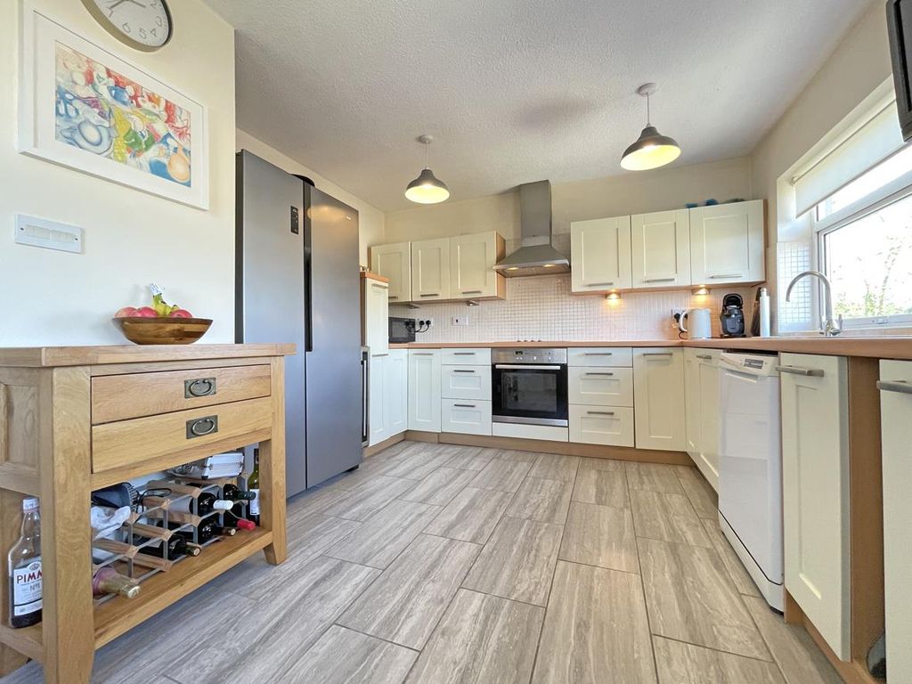 Property photo 3 of 22 Donnington Drive 20 - Kitchen.Jpg