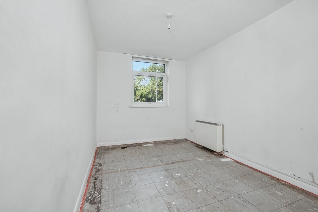 Property photo 3 of 17 17 Halstead Close, Headcorn Drive, Canterbury, Kent, Ct2 7Ud