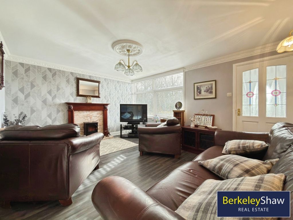 Property photo 3 of 19 Lounge