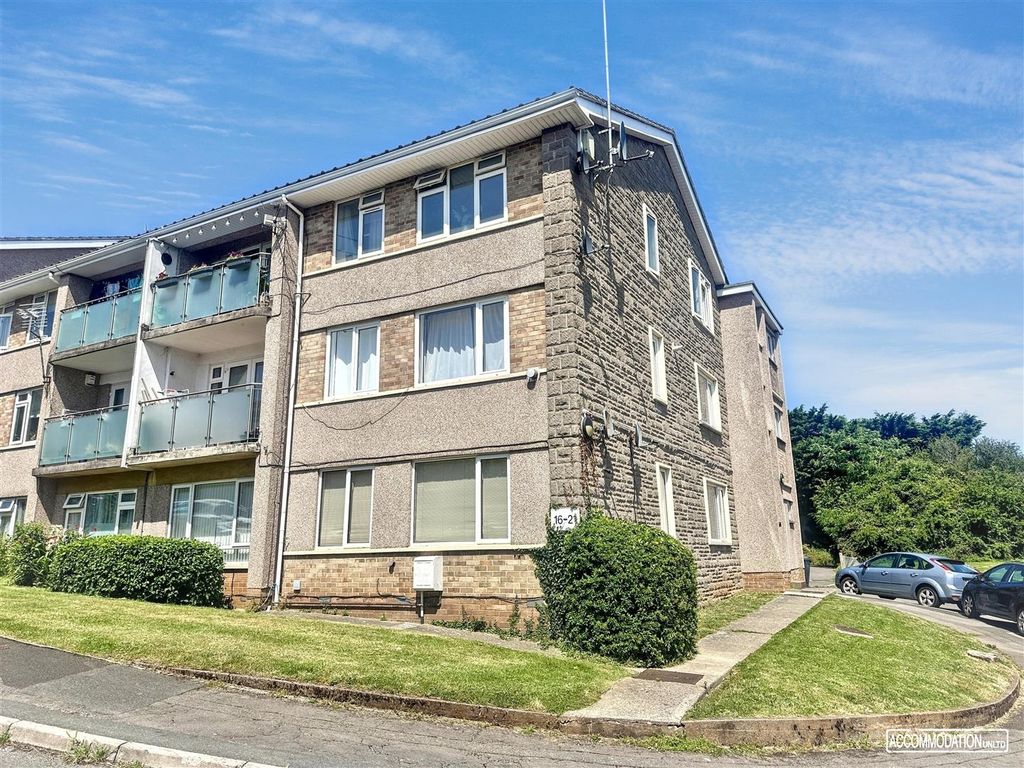 Property photo 1 of 9 Bright Apartment Building With Lush Green Spaces N...