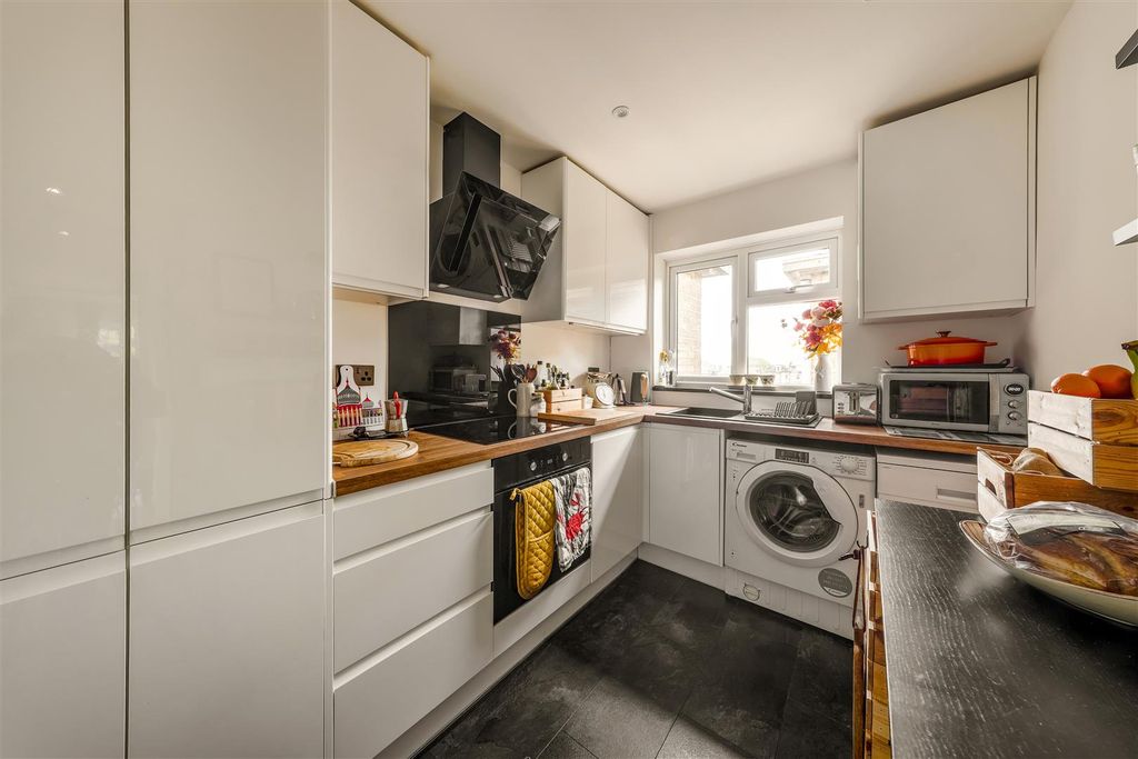 Property photo 3 of 18 20 Devonshire Court-2.Jpg