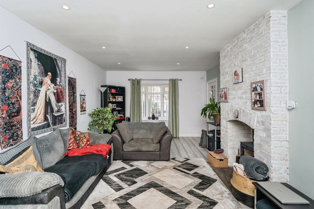 Property photo 3 of 26 Pbox-Img.Jpg