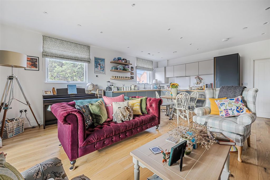 Property photo 3 of 24 1372023-12-69247A3c40346.Jpg