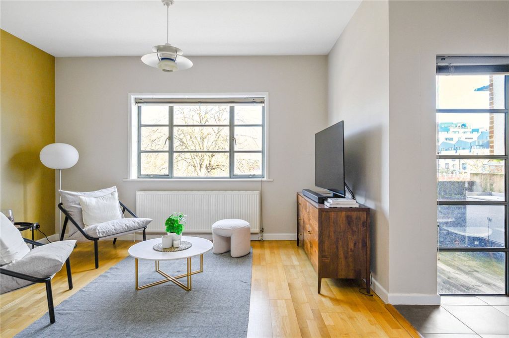 Property photo 1 of 12 Recpetion Room