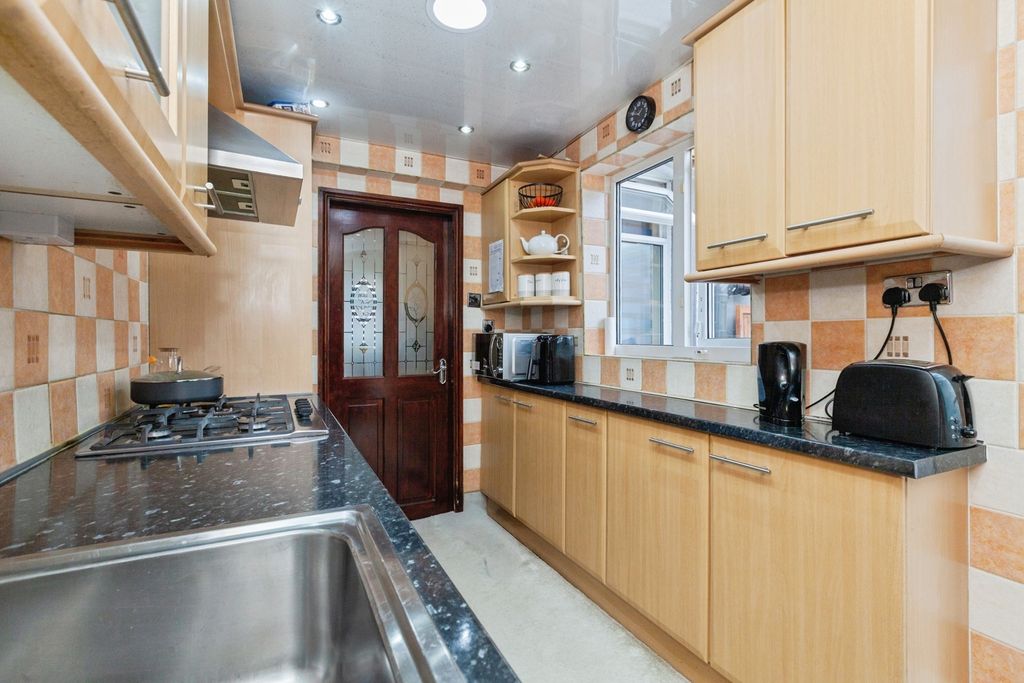 Property photo 3 of 18 Kitchen