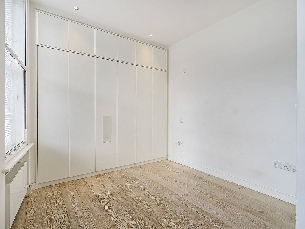 Property photo 3 of 11 Exeter Mansions