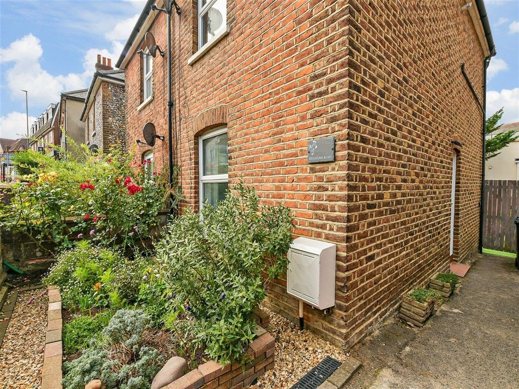 Property photo 1 of 18 Front Garden