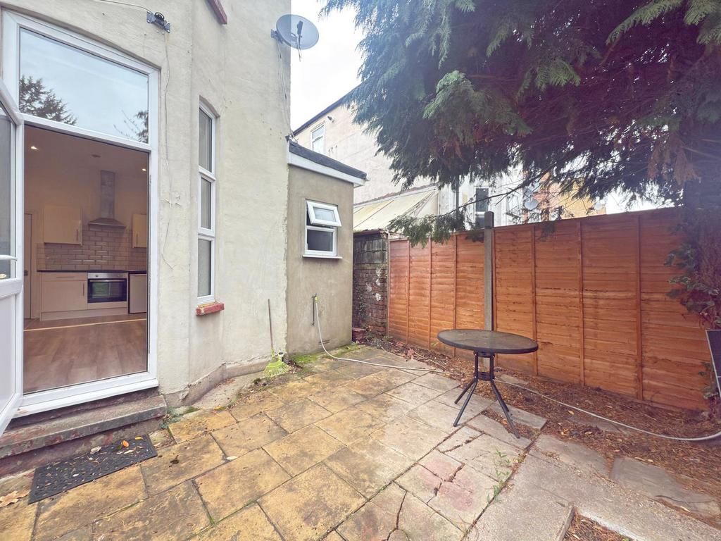 Property photo 1 of 5 Studio Flat To Rent With Private Garden