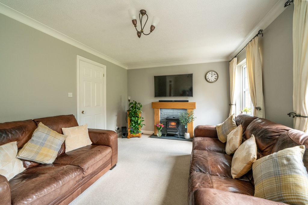 Property photo 2 of 16 58-Laureate-Way-1008