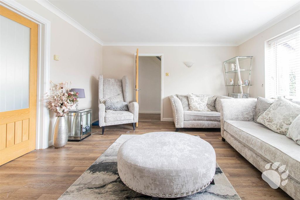 Property photo 3 of 28 Lounge