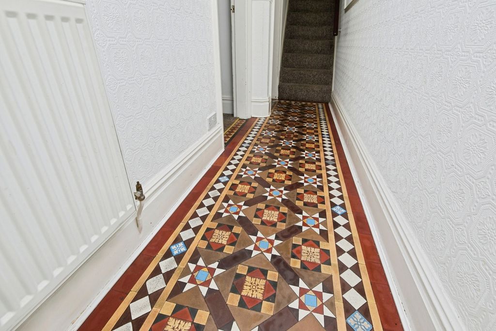 Property photo 3 of 18 Tiling