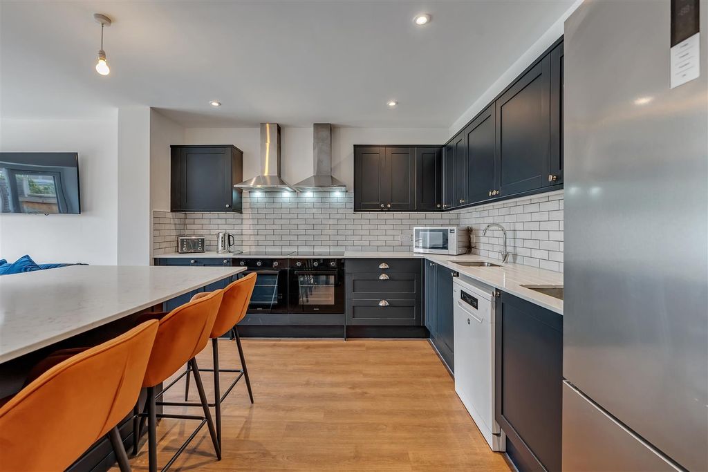 Property photo 2 of 11 Kitchen