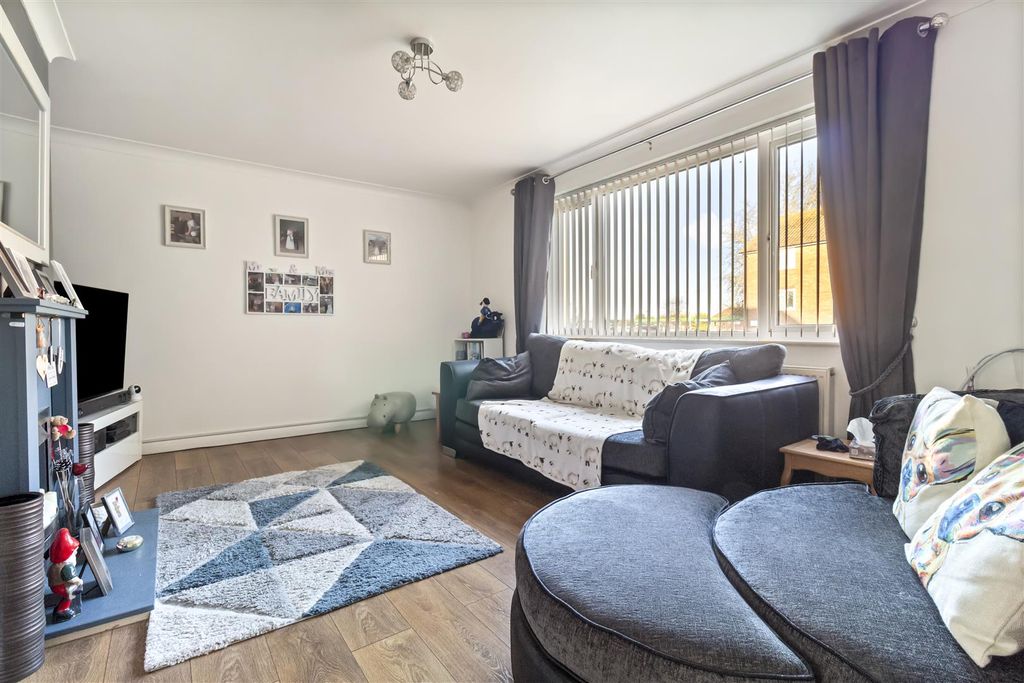 Property photo 2 of 15 Meadway Court, 47-010.Jpg