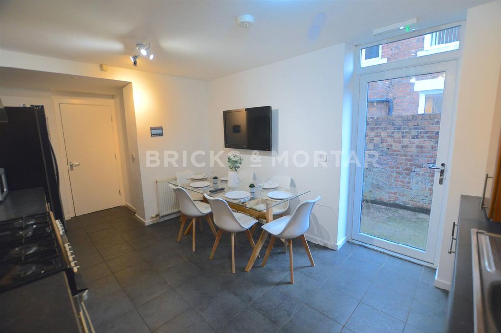 Property photo 2 of 21 25 Rothbury Terrace Diner (002).Jpg