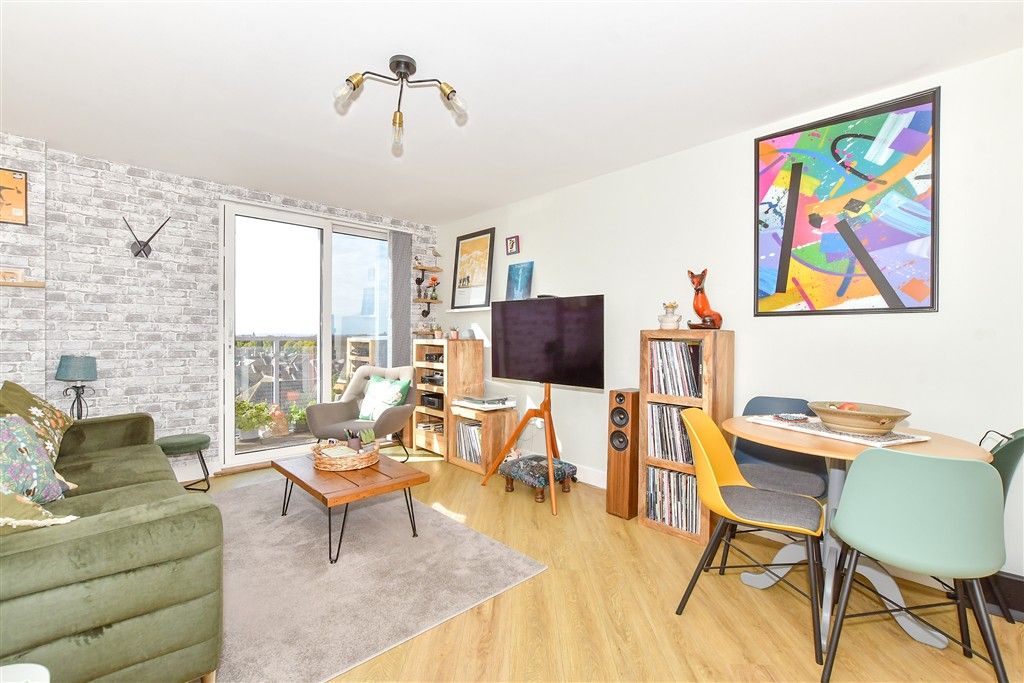 Property photo 2 of 10 Lounge