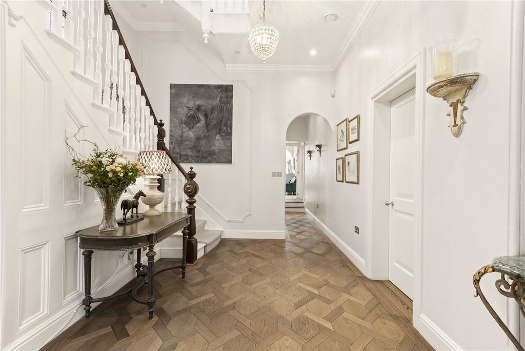 Property photo 2 of 21 Hallway