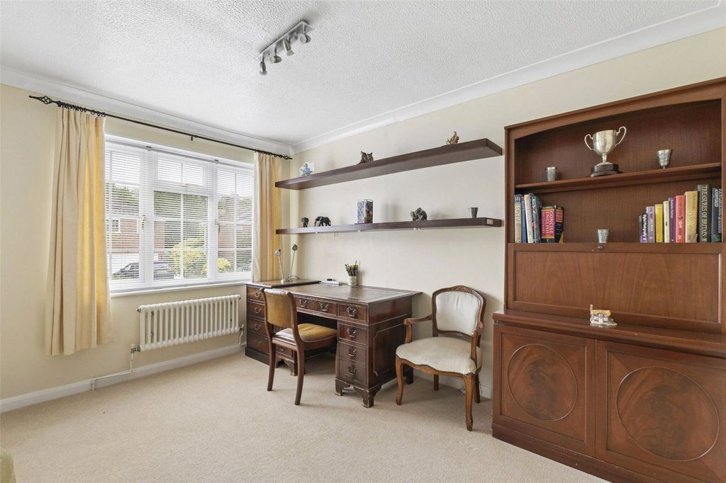 4 bed country house for salePaddock Fields, Old Basing RG24 photo 4