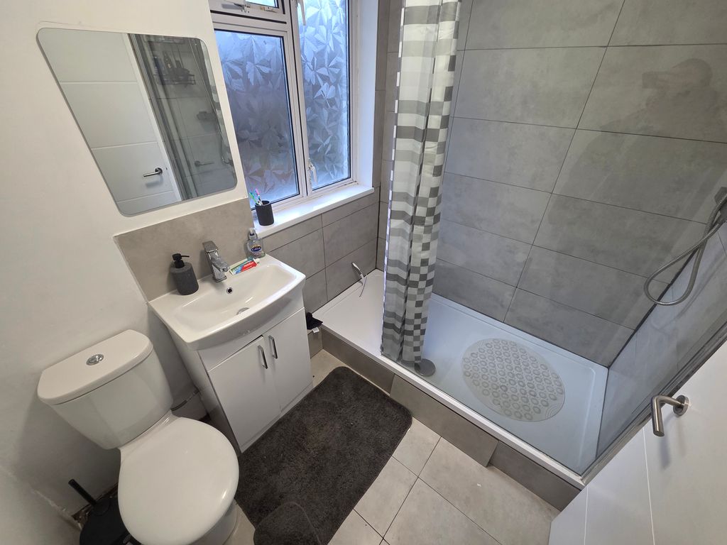 Property photo 3 of 17 Shower Room