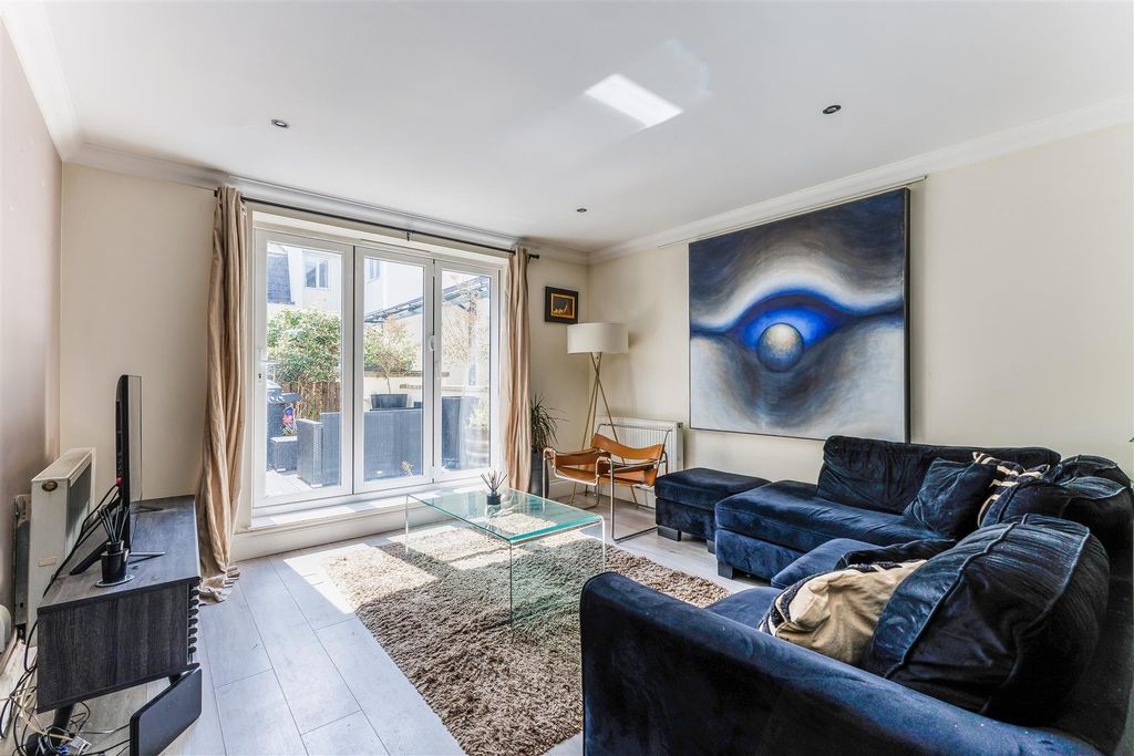 Property photo 3 of 14 95562_4-Pearson-Mews-London (8).Jpg