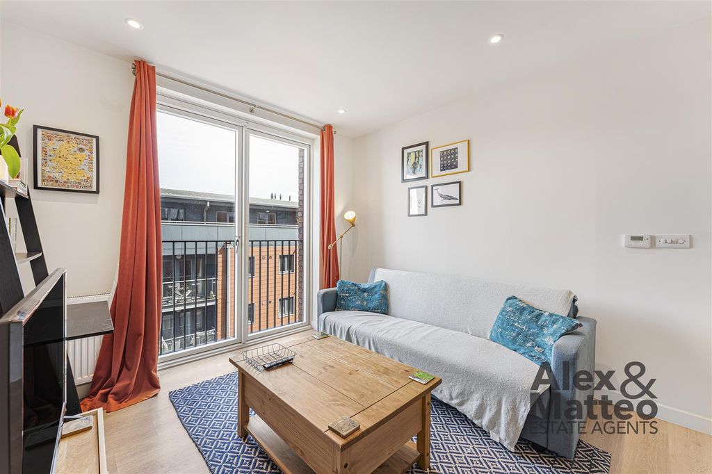 Property photo 2 of 21 Varcoe Road