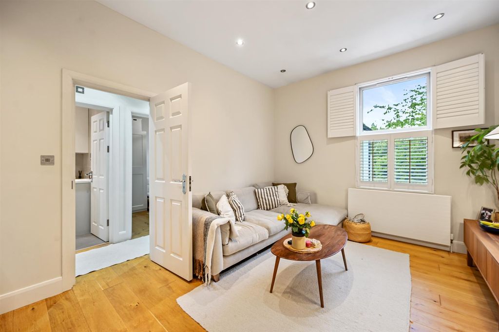 Property photo 2 of 9 Rclr- Flat 4 15 Rondu Road- Reception 3 (1).Jpg