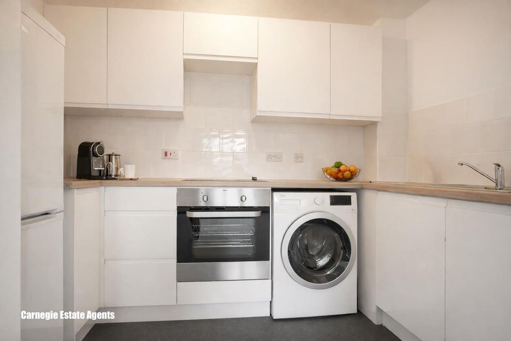 Property photo 3 of 6 Kitchen