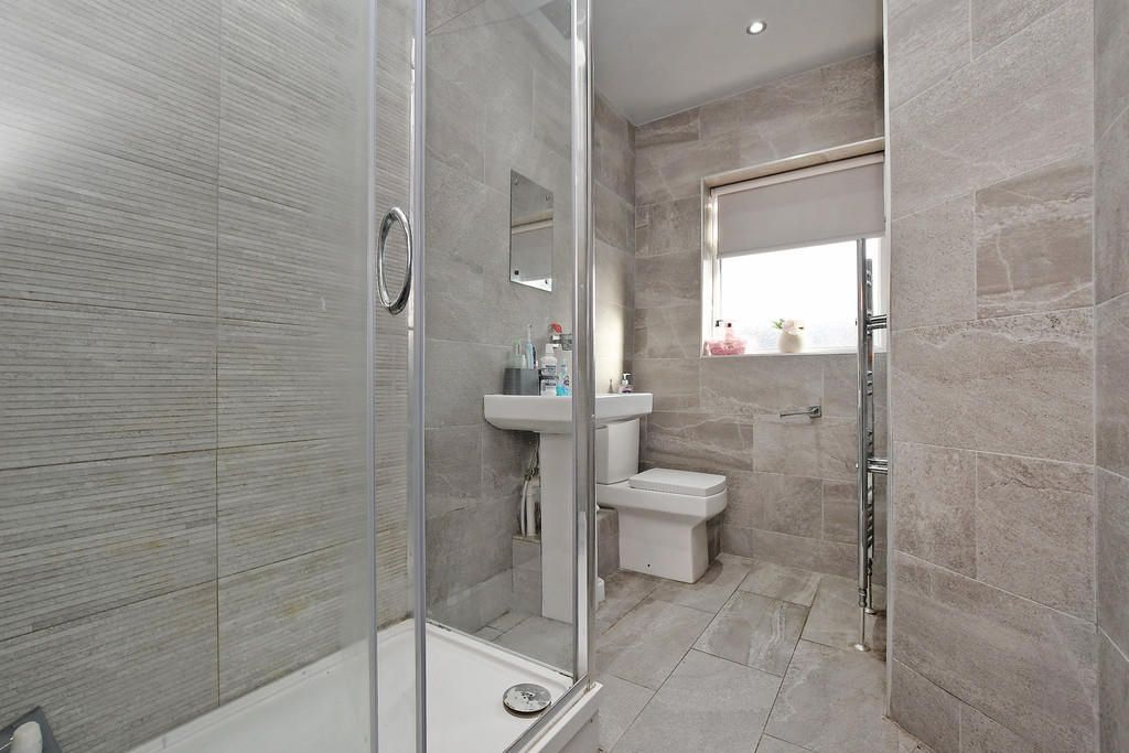 Property photo 3 of 9 A Modern And Well-Maintained Bathroom Featuring Sl...