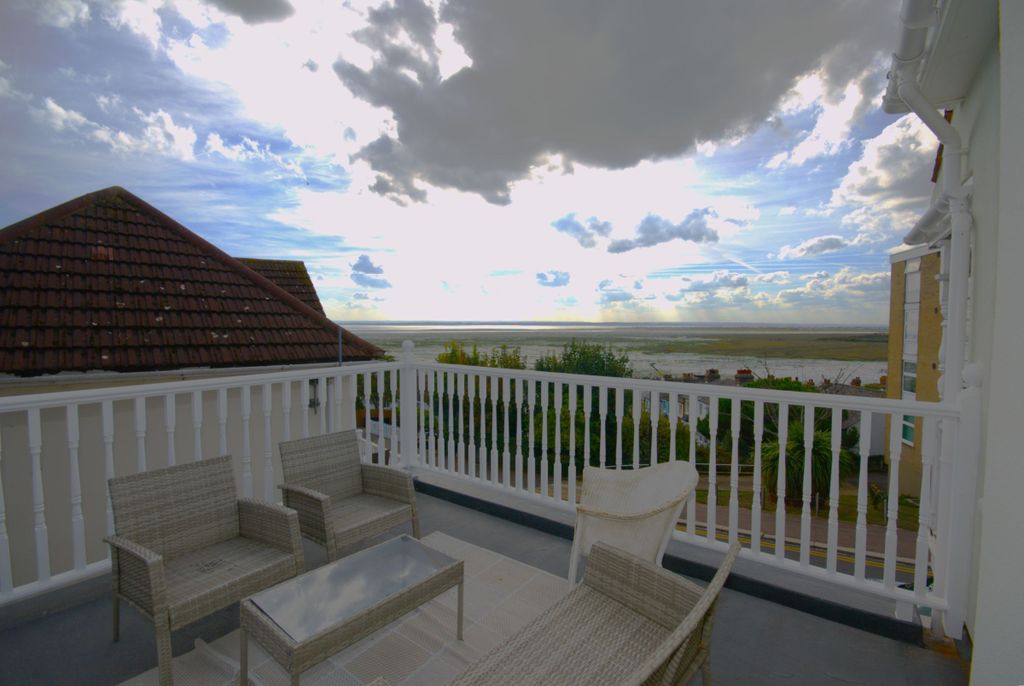 Property photo 2 of 32