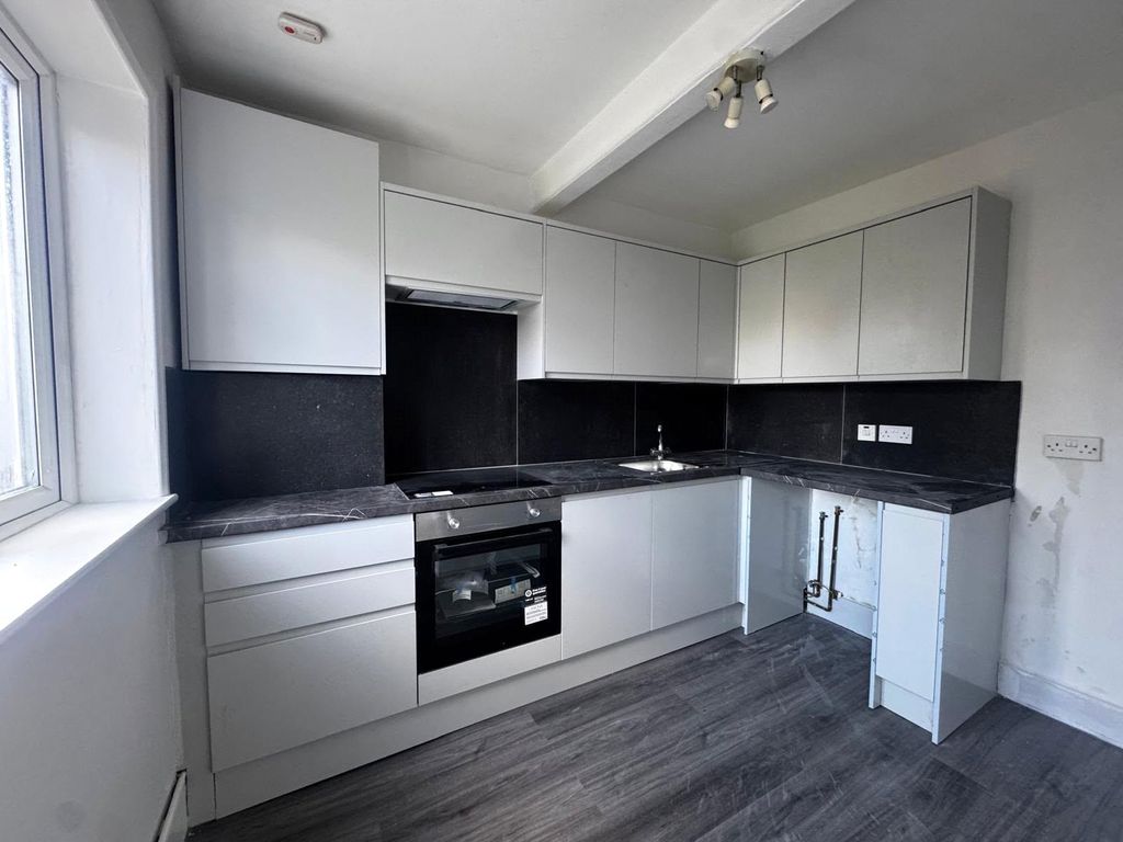 Property photo 3 of 9 Kitchen