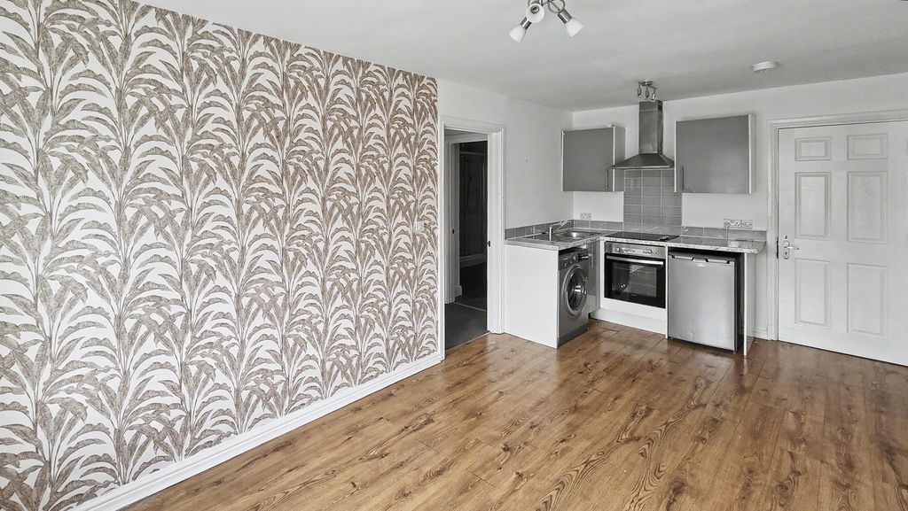 Property photo 3 of 14 Flat 6, 11 Alexandra Street, Carrington, Nottingham, Ng5 1Rp
