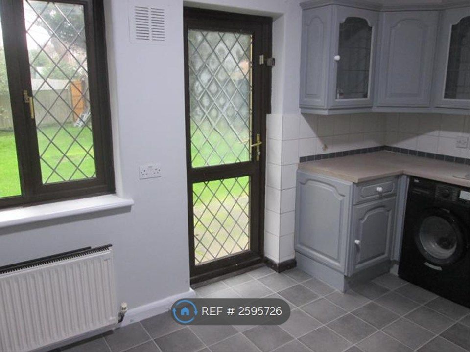 Property photo 3 of 17 Kitchen